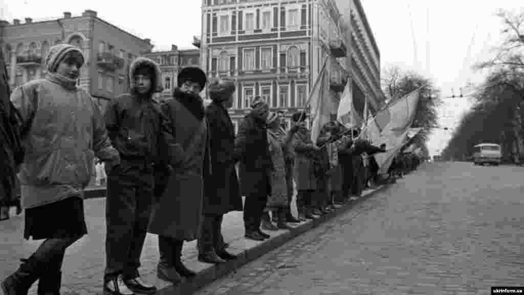Тры мільёны ўкраінцаў сталі ў жывы ланцуг ад Львова да Кіева ў гонар 71-й гадавіны абвяшчэньня ў 1919 годзе Акту аб аб'яднаньні Украінскай Народнай Рэспублікі (УНР) і Заходне-Украінскай Народнай Рэспублікі (ЗУНР) у адзіную ўкраінскую дзяржаву. 21 студзеня 1990 году