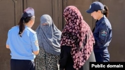 Policajke u Ošu razgovaraju s lokalnim ženama tokom racije radi provođenja zabrane nikaba, avgust 2025.