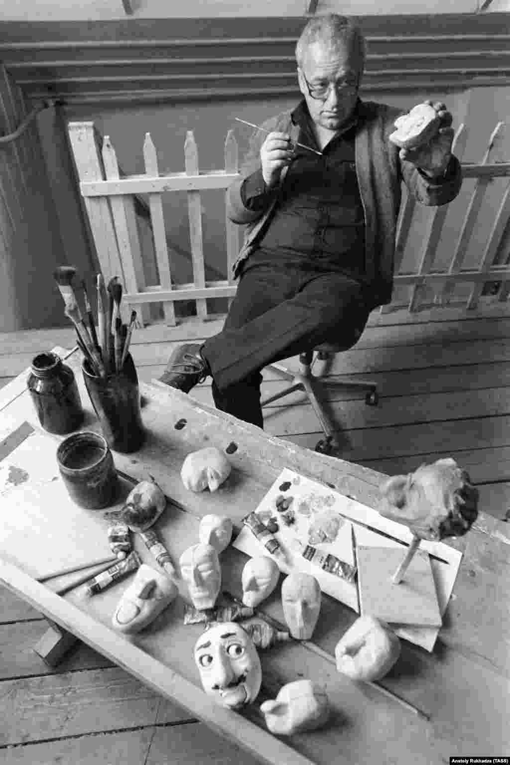 Gabriadze painting marionettes in 1985. The artist was born in Kutaisi in 1936 and was best known for creating Tbilisi’s most famous puppet theater. He was also behind some of the most enduring films of the Soviet era. 