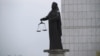 Türkmenistanyň Adalat ministrliginiň öňündäki "Adalat" heýkeli.