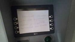 Aşgabatda bankomatlardan pul çekip bolmaýar