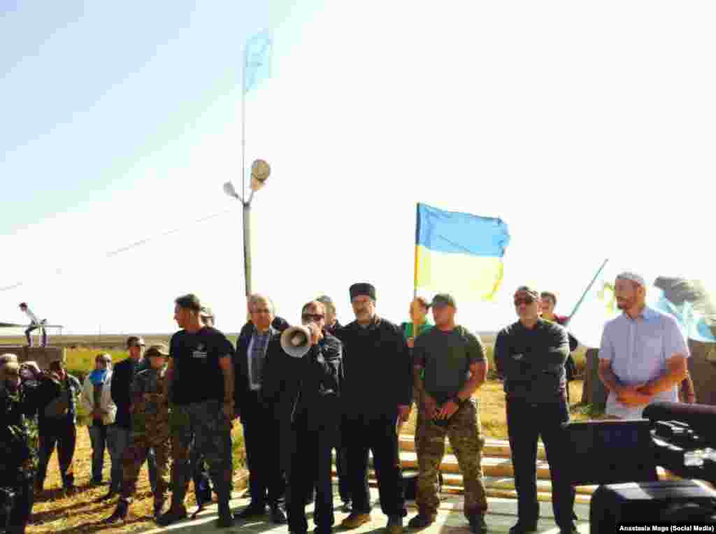 На контрольно-пропускному пункті Чонгар на адміністративному кордоні з Кримом вранці 20 вересня відбувся мітинг, приурочений до початку «продовольчої блокади».