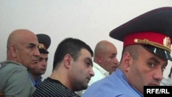 Գագիկ Մաթեւոսյանը (կենտրոնում) եւ գործով մյուս ամբաստանյալները: 