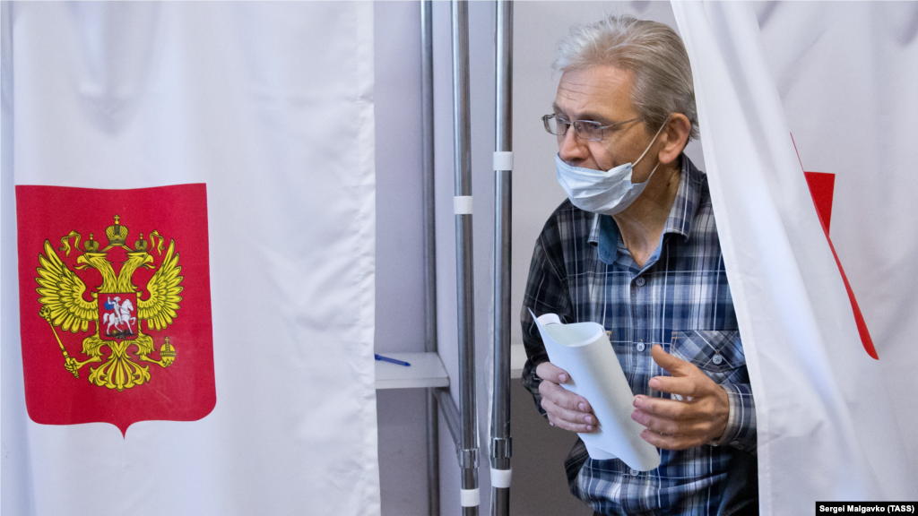 Галасаваньне на расейскіх выбарах у Дзярждуму, якое праводзіцца ў анэксаваным Крыме, на выбарчым участку №238 у гімназіі №9 у Сімфэропалі, 17 верасьня. 