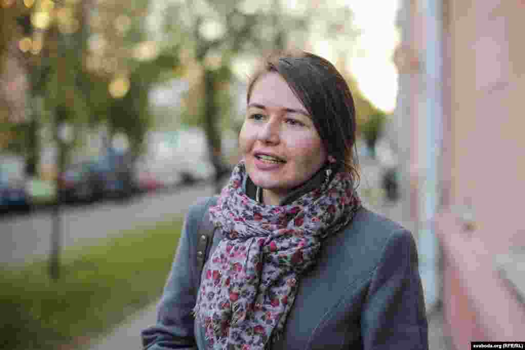 Натальля, супрацоўніца дзяржаўнага радыё «Я даўно хацела пайсьці на ўкраінскую мову. Знайсьці курсы, запісацца. Цудоўная мова, вельмі падобная да беларускай. Я калі ўбачыла аб’яву, то адразу патэлефанавала. Была адной зь першых. І вельмі рада, што пачынаю сёньня вучыць. Што змагу ўкраінскія творы чытаць у арыгінале. Сяброў у мяне шмат ва Ўкраіне, хачу зь імі размаўляць на іх мове. Вельмі рада, вельмі ўзьняты настрой у мяне. Я і цяпер разумею ўкраінскую, мы з бацькамі дома глядзім украінскае тэлебачаньне. Але сама пакуль не гавару па-ўкраінску».