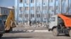 На месте снесенного памятника жертвам политических репрессий в Атырау работает спецтехника, 1 апреля 2009 года.
