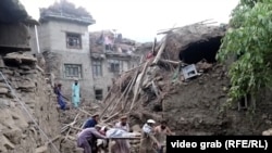 Afganii încearcă să salveze victimele cutremurului devastator din estul Afganistanului