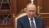 Президент России Владимир Путин перед книжным шкафом в своем кабинете в Сенатском дворце Кремля в Москве