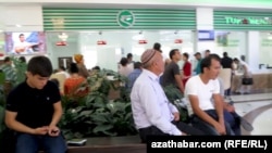 Aşgabat, uçar meýdanyndaky bilet nobaty.