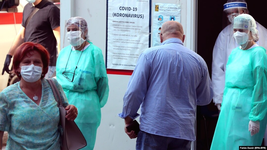 Medicinsko osoblje sa pacijentima ispred bolnice u Sarajevu, augusta 2020.