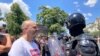 Maskirani policajci na barikadi u beogradskoj opštini Zemun, gde je više stotina demonstranata blokiralo saobraćaj 30. juna