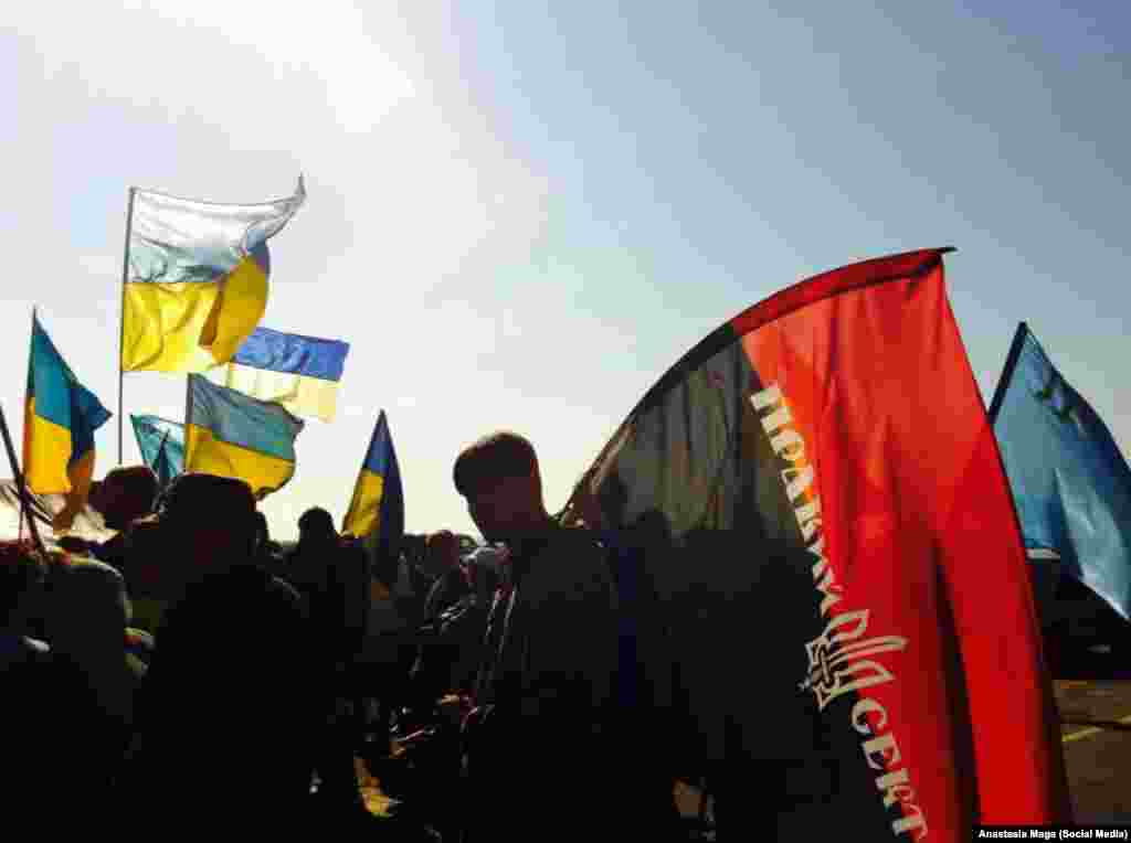 Бійці українських добровольчих батальйонів «Правий сектор» і «Айдар» приєднались до «продовольчої блокади»