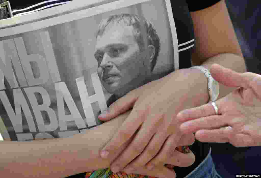 Журналіста-расьсьледніка Івана Галунова затрымалі 6 чэрвеня ў Маскве, абвінаваціўшы ў распаўсюдзе наркотыкаў. Пазьней яго адправілі пад хатні арышт, заявіўшы, што ў яго заплечніку і ў кватэры знайшлі наркатычныя рэчывы. Пасьля хвалі пратэстаў журналіста вызвалілі ад адказнасці ў сувязі зь недаказанасьцю яго віны, а справу ў дачыненьні да яго зачынілі. Але ініцыятары шэсьця адмяняць заплянаваны марш ня сталі. Людзі, якія выйшлі 12 чэрвеня на вуліцы Масквы, патрабуюць расьсьледавання іншых сфабрыкаваных крымінальных спраў, рэформы артыкула 228 (распаўсюд наркотыкаў) і вызваленьня невінаватых