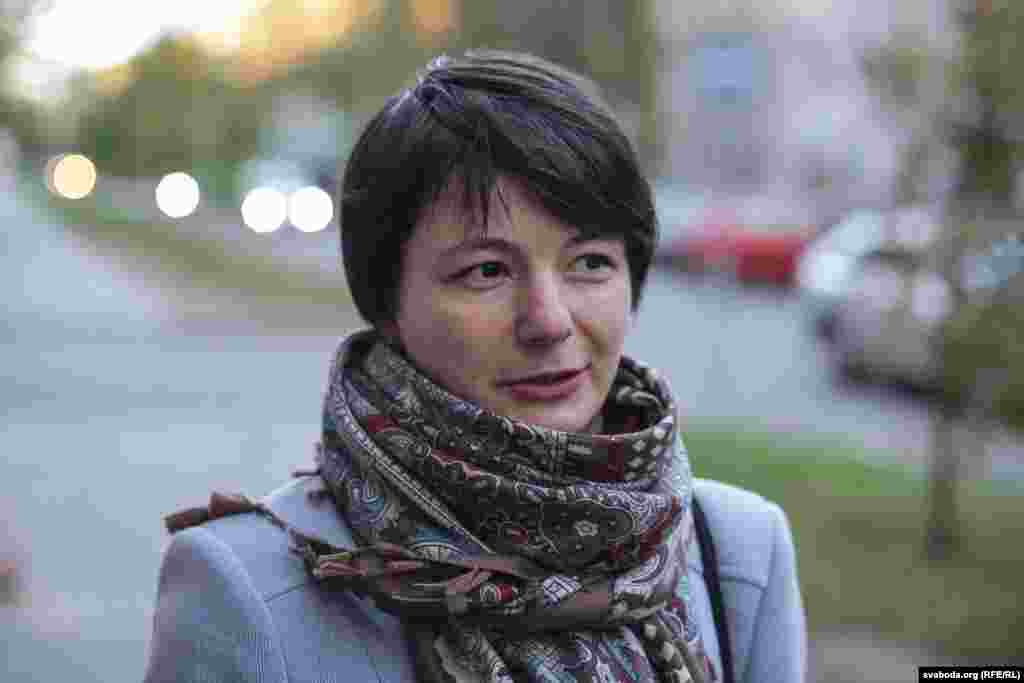 Алена, эканаміст «Украінская — мая родная мова, але я на ёй не размаўляю. Я ўкраінка, жыву ў Менску, а размаўляю, на жаль, па-руску. Бацька быў вайскоўцам, мы доўга жылі ў Расеі. Потым сюды пераехалі, жывём тут. Я ніколі раней не вучыла ўкраінскую. Зараз Расея паводзіць сябе ня вельмі прыгожа. Верагодна, падзеі апошніх гадоў мяне падштурхнулі вывучыць украінскую мову. У тым ліку».