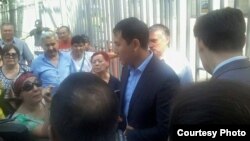 Активисты движения ипотечников разговаривают с представителем банка. Алматы, 8 июля 2015 года.