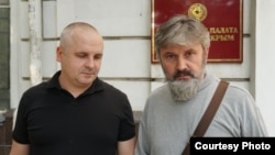 Митрополит Сімферопольський і Кримський Православної церкви України Климент (справа) і адвокат Владислава Єсипенка Дмитро Дінзе. Анексований Крим, 13 вересня 2021 року